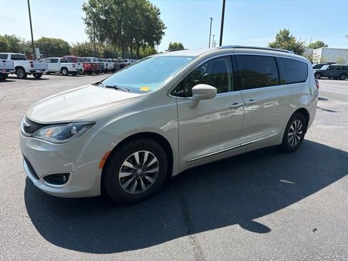 Used 2020 Chrysler Pacifica Touring-L Plus FWD image 8