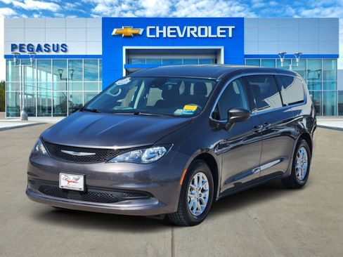 Used 2023 Chrysler Voyager LX image 2