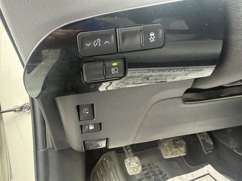 Used 2020 Toyota Prius Prime LE image 34