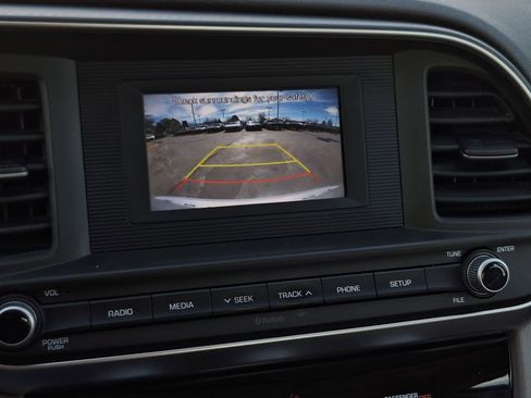 Used 2019 Hyundai Elantra SE image 18