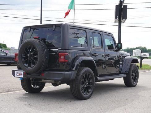 Used 2022 Jeep Wrangler Unlimited Sahara w/ Cold Weather Group AWD/4WD image 7