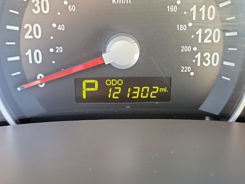 Used 2011 Kia Sedona LX FWD image 24