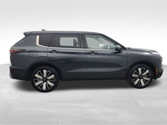 Used 2025 Mitsubishi Outlander SE video 2