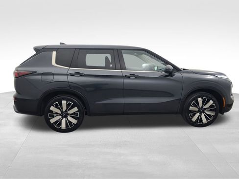 Used 2025 Mitsubishi Outlander SE image 2