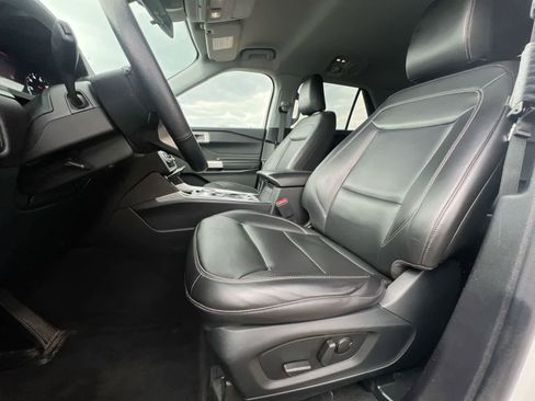 Used 2022 Ford Explorer XLT w/ Equipment Group 202A AWD/4WD image 16