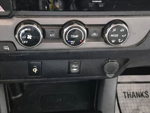 Used 2017 Toyota Tacoma TRD Sport w/ Tow Package (A/T) image 19