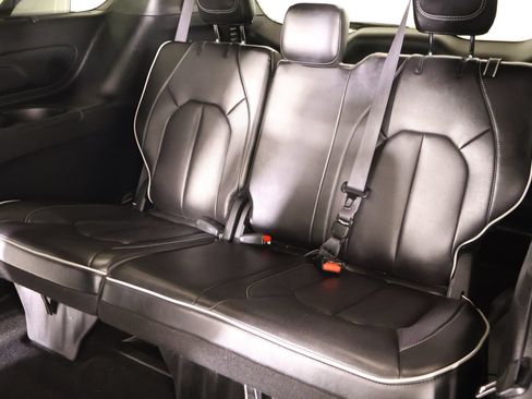 Used 2025 Chrysler Pacifica Limited FWD image 15