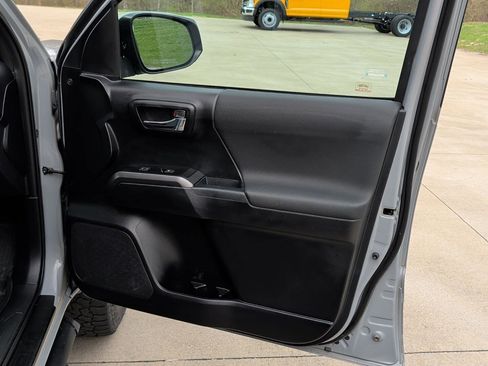 Used 2020 Toyota Tacoma TRD Sport w/ Technology Package image 29