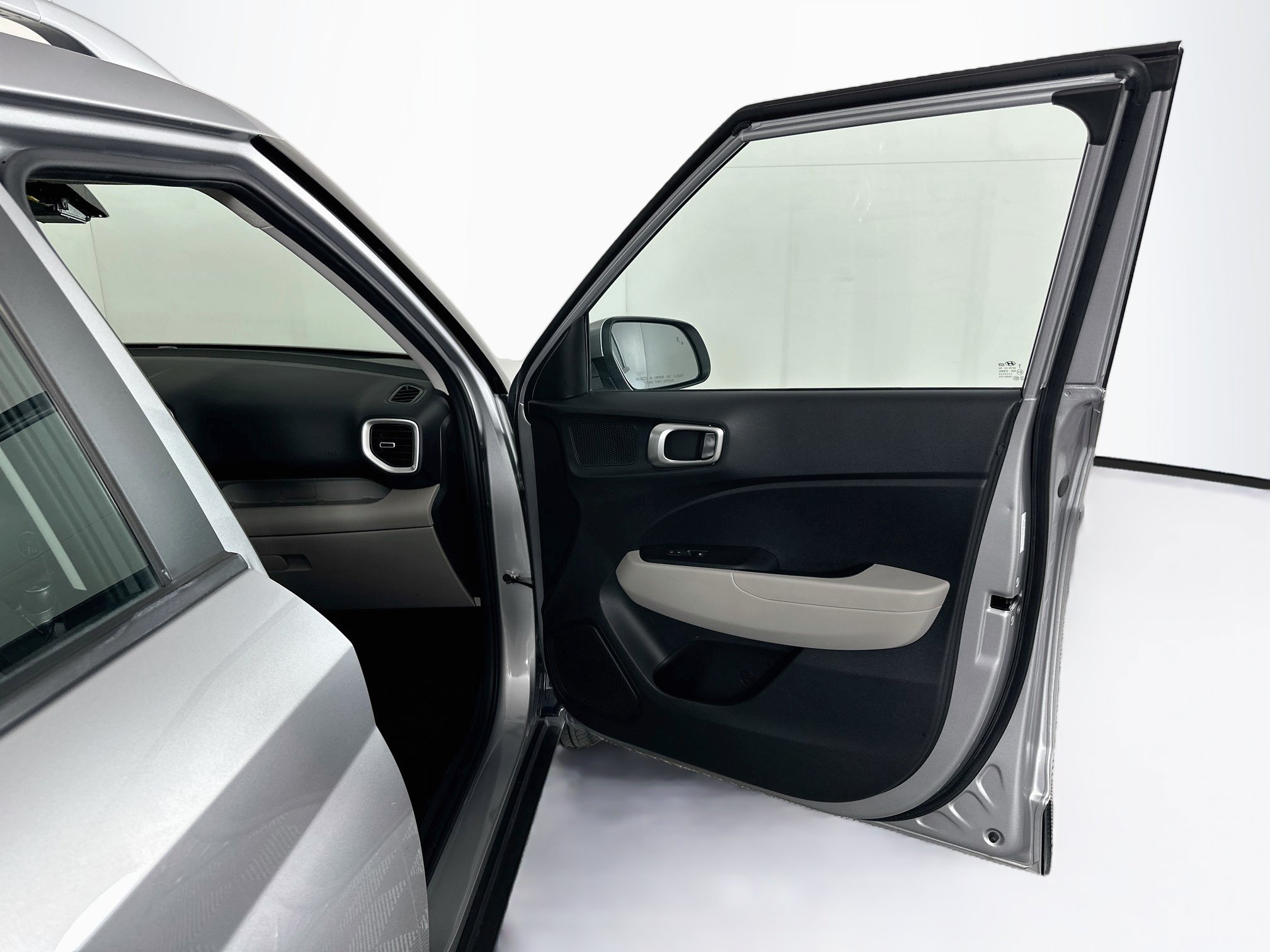 Used 2025 Hyundai Venue SEL FWD image 31