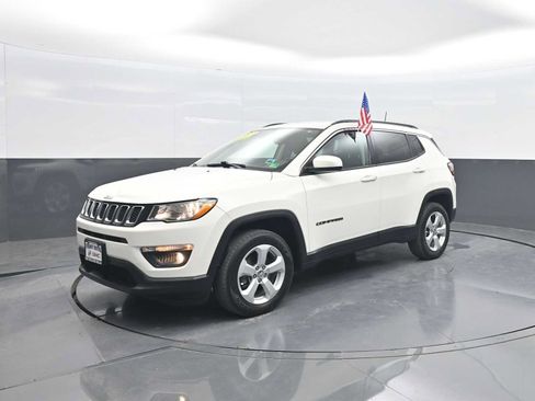 Used 2017 Jeep Compass Latitude w/ Popular Equipment Group AWD/4WD image 4