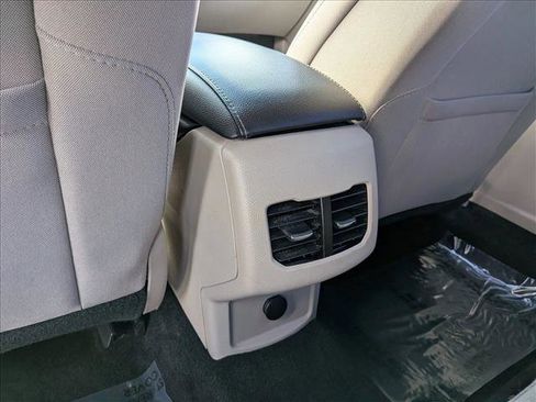 Used 2017 Ford Fusion SE w/ Fusion SE Technology Package image 16