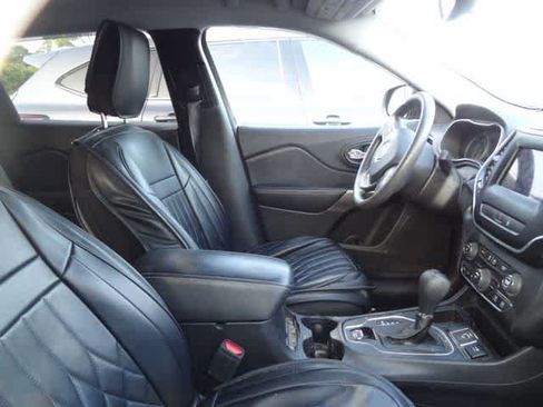 Used 2021 Jeep Cherokee Latitude w/ Mopar Interior Package FWD image 10