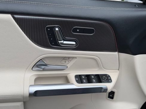 Used 2022 Mercedes-Benz GLB 250 4MATIC w/ Premium Package Lite image 30