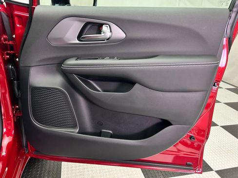 New 2026 Chrysler Pacifica Select image 24