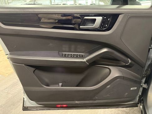 Used 2021 Porsche Cayenne Coupe image 8