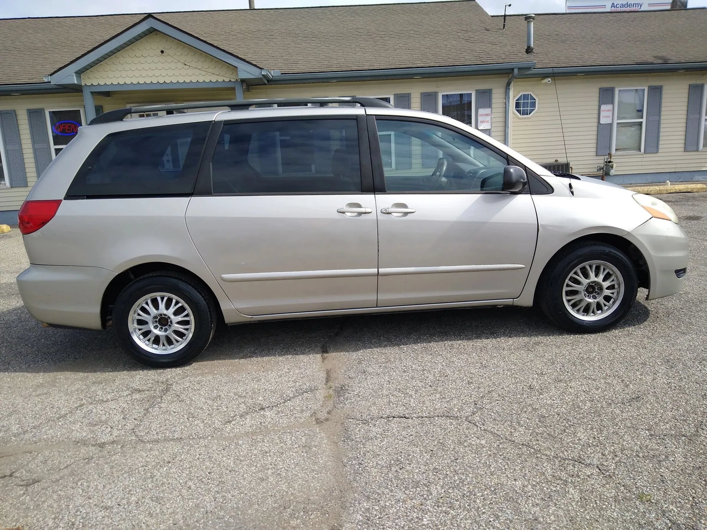 Used 2007 Toyota Sienna CE FWD image 4