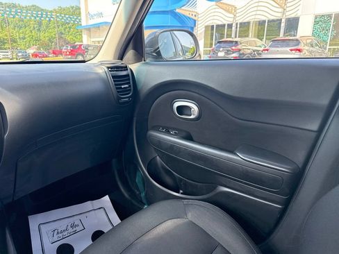 Used 2018 Kia Soul + FWD image 14