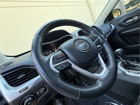 Used 2015 Jeep Cherokee Trailhawk w/ Comfort/Convenience Group AWD/4WD image 9