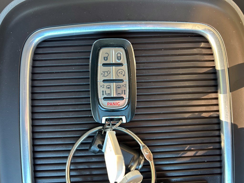 Used 2021 Chrysler Pacifica Touring-L w/ Uconnect Theater Family Group FWD image 40