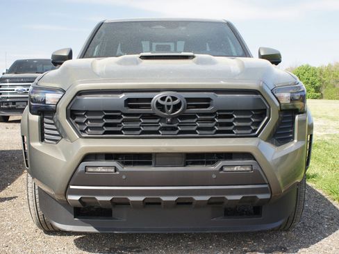 Used 2024 Toyota Tacoma TRD Sport w/ TRD Sport Premium Package image 2