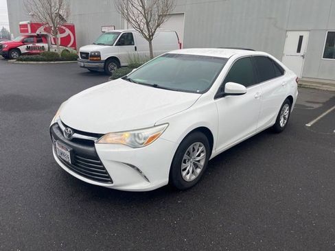 Used 2015 Toyota Camry LE image 1