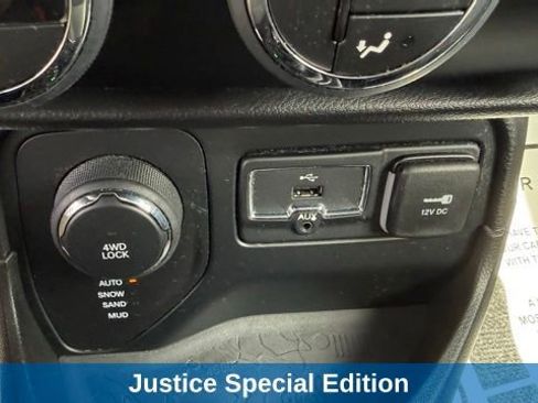Used 2016 Jeep Renegade Latitude AWD/4WD image 26