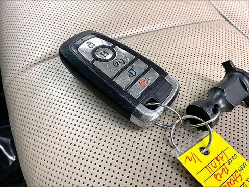 Used 2022 Lincoln Corsair FWD w/ Premium Package image 11