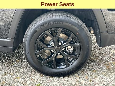Used 2025 Jeep Grand Cherokee Altitude AWD/4WD image 9