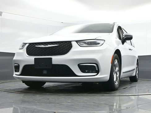 Used 2023 Chrysler Pacifica Limited image 47