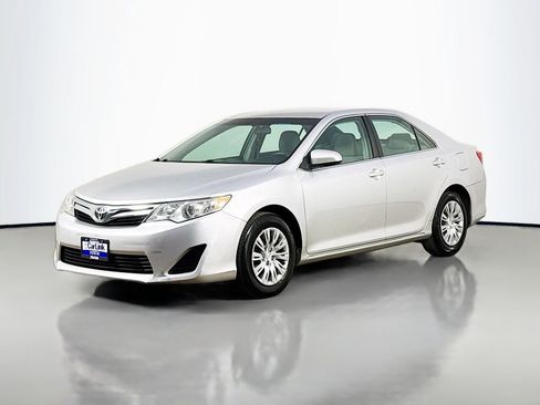 Used 2012 Toyota Camry LE FWD image 3