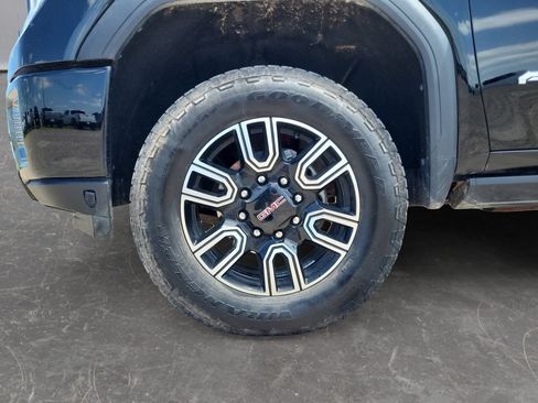Used 2022 GMC Sierra 2500 AT4 w/ AT4 Premium Plus Package AWD/4WD image 9