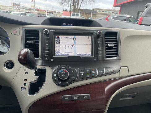 Used 2011 Toyota Sienna Limited image 18