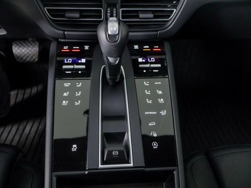Certified 2026 Porsche Macan AWD/4WD image 28