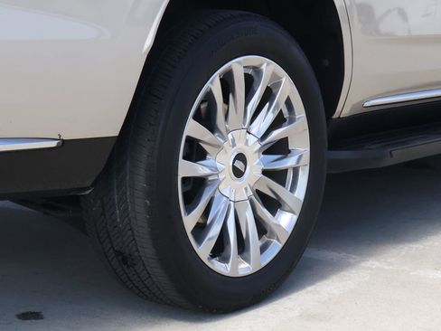 Used 2022 Cadillac Escalade Luxury w/ LPO, Floor Liner Package image 12