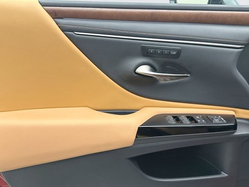 Used 2025 Lexus ES 350 w/ Luxury Package image 9