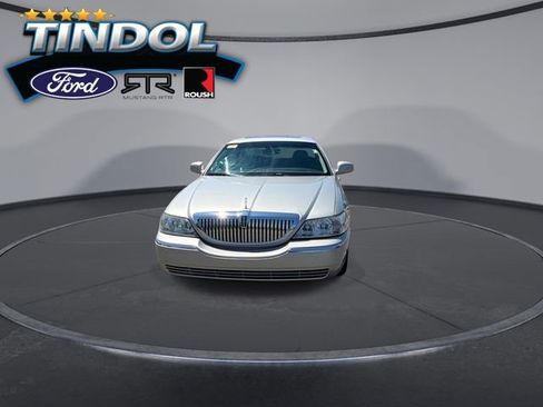 Used 2003 Lincoln Town Car Signature RWD image 3