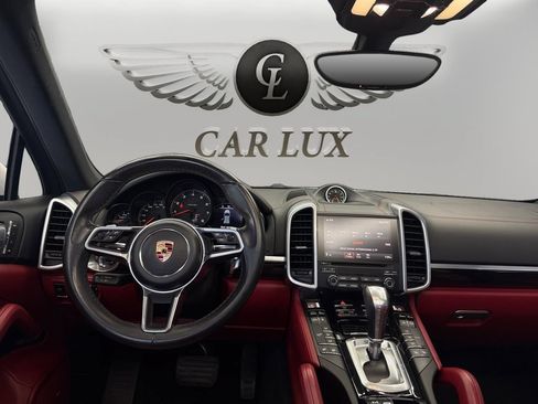 Used 2017 Porsche Cayenne Platinum Edition w/ Premium Package (PJV) AWD/4WD image 10