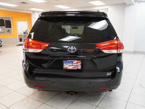Used 2014 Toyota Sienna XLE w/ Entertainment Package image 8