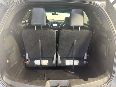Used 2017 Ford Explorer XLT w/ Equipment Group 202A FWD image 36