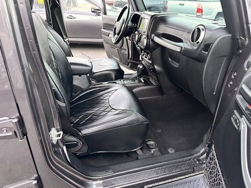 Used 2016 Jeep Wrangler Unlimited Sahara w/ Connectivity Group image 30