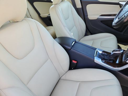 Used 2017 Volvo V60 T5 Premier w/ Convenience Package image 12