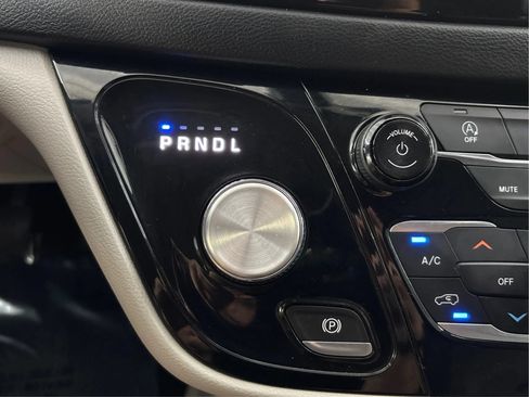 Used 2019 Chrysler Pacifica Touring-L FWD image 44