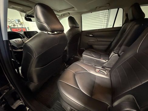 Used 2021 Toyota Highlander XLE AWD/4WD image 19