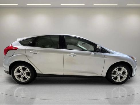 Used 2013 Ford Focus SE w/ SE Winter Pkg FWD image 2