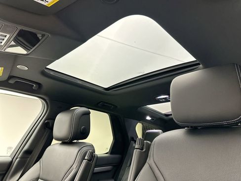 Used 2025 Land Rover Discovery Dynamic SE image 9