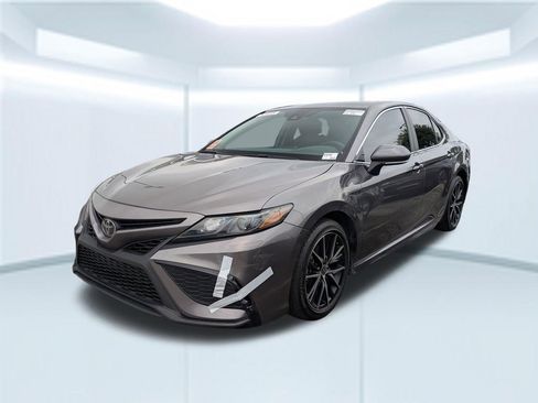 Used 2024 Toyota Camry SE image 1