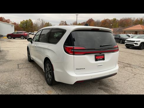 New 2026 Chrysler Pacifica Select image 7