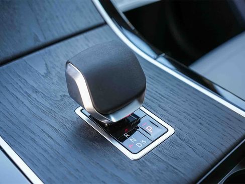 New 2026 Land Rover Range Rover Velar Dynamic SE image 19