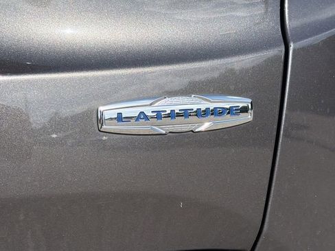 Used 2017 Jeep Renegade Latitude w/ Popular Equipment Group FWD image 42