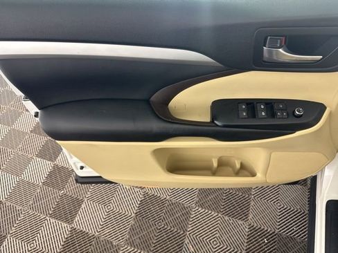 Used 2019 Toyota Highlander XLE AWD/4WD image 22